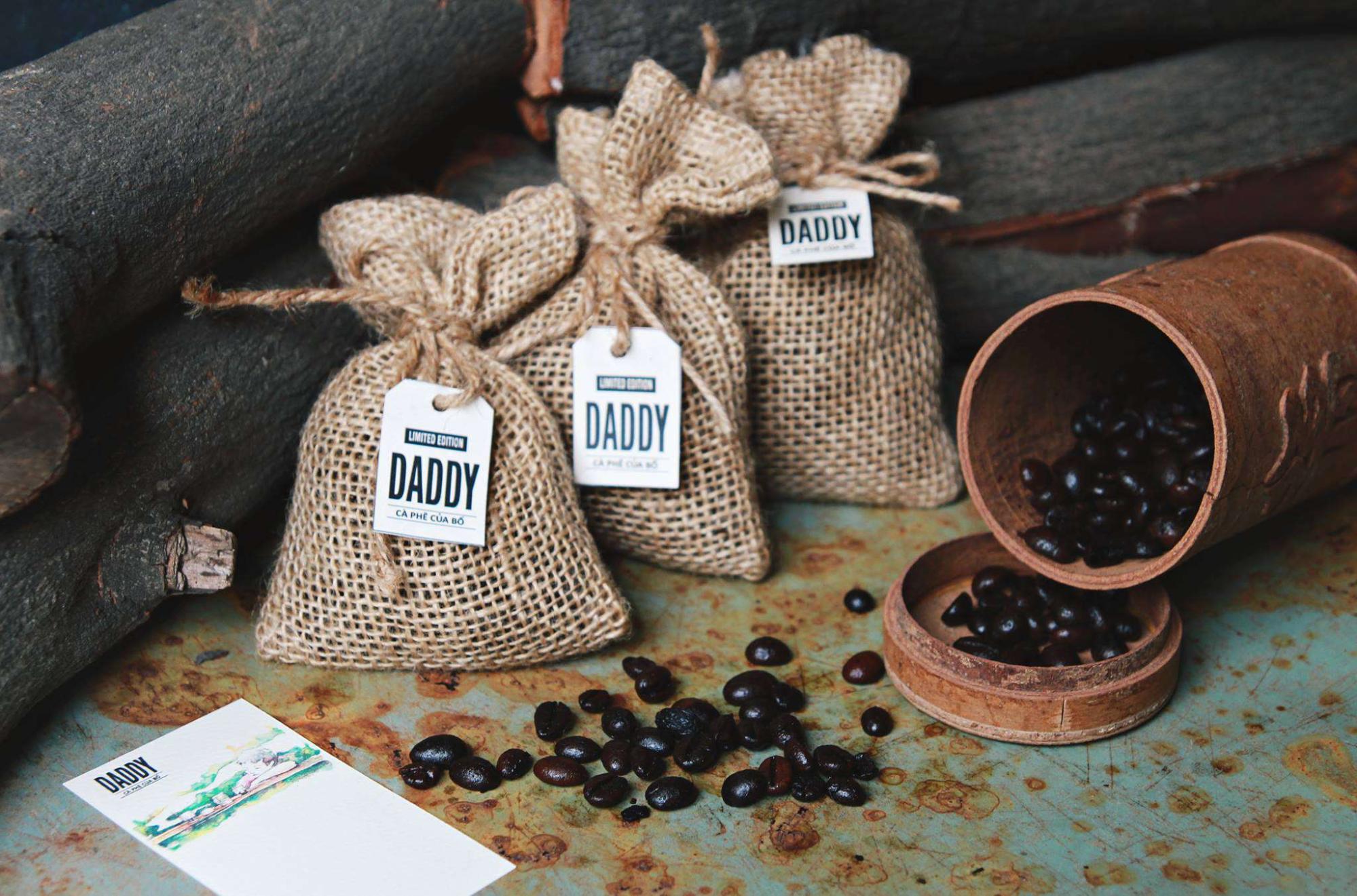 Cho bã cà phê vô các túi nhỏ để khử mùi